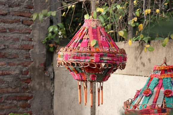 Lámpara de mimbre con textiles altiplánicos