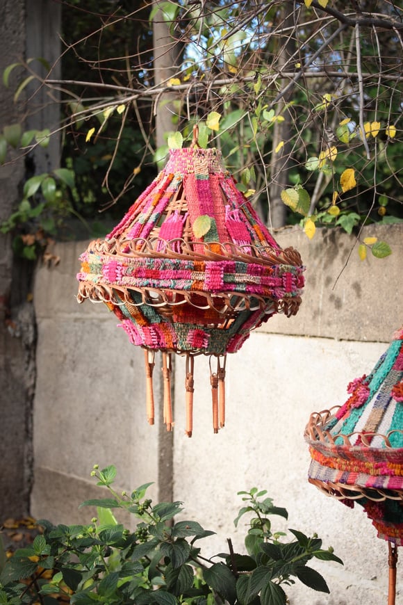 Lámpara de mimbre con textiles altiplánicos