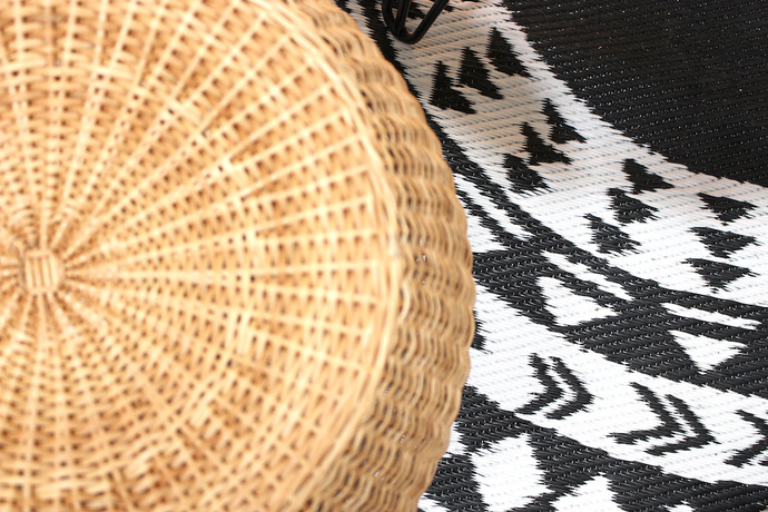 Puf Tagua - puf de mimbre blanco y alfombra redonda de cerca.jpg