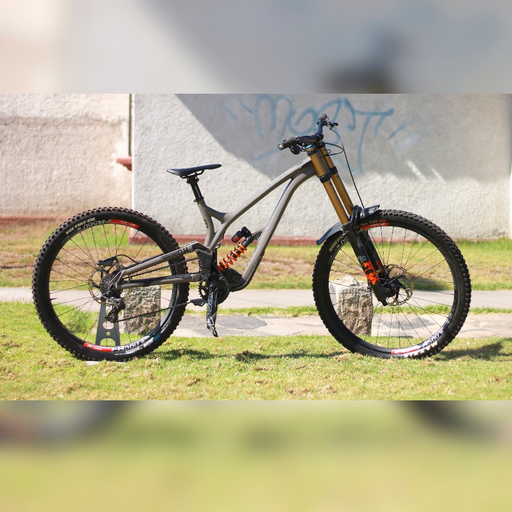Bicicleta Descenso Commencal DH Supreme  Team 2022 Talla L (SEMINUEVA)